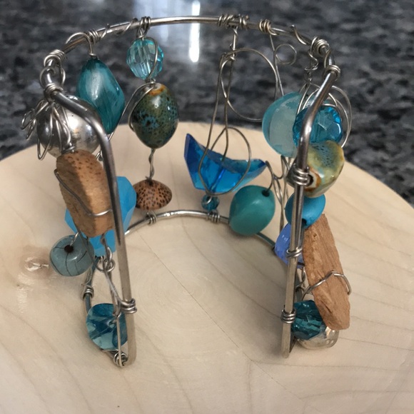 Blue crystal wood bead silver wire bangle - Picture 3 of 4